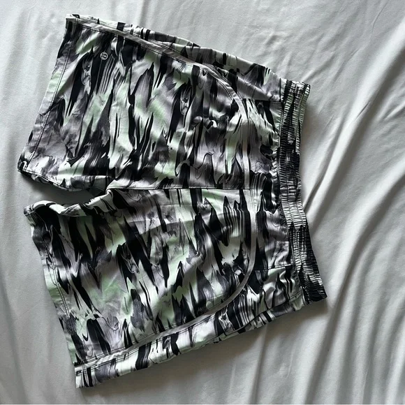 lululemon athletica - Men’s Pacebreaker Shorts - Size M - 7”Black, Gray, Green - Picture 3 of 4